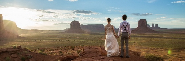 Monument Valley couple (640x213) Monument Valley couple (640x213)